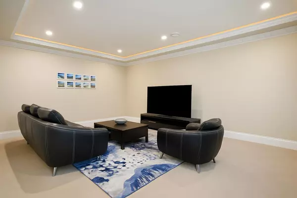 Richmond, BC V7A 2B3,9320 Saunders RD