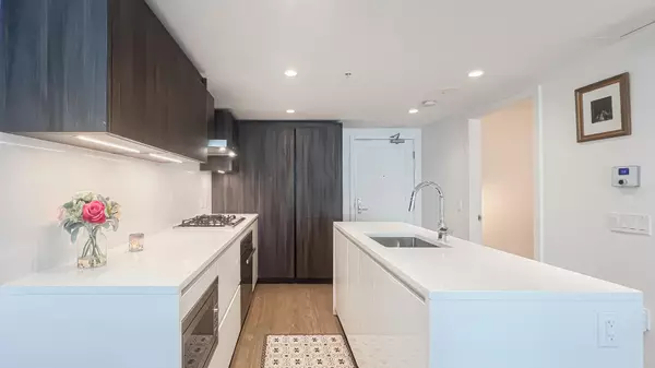 Richmond, BC V6Y 0L5,6320 No. 3 RD #605