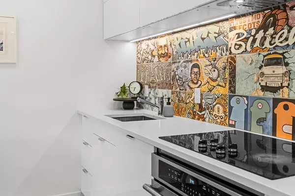 North Vancouver, BC V7L 3K8,241 St. Andrews AVE #101