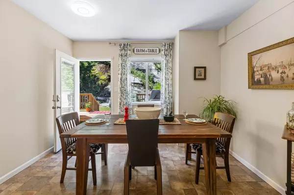 Harrison Hot Springs, BC V0M 1K0,846 Hot Springs RD