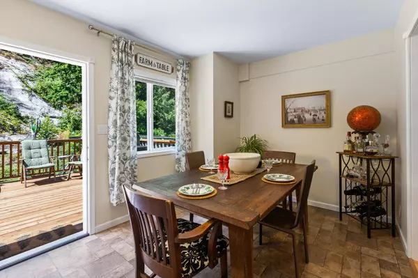 Harrison Hot Springs, BC V0M 1K0,846 Hot Springs RD