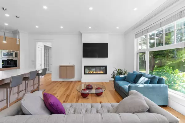 West Vancouver, BC V7W 1B3,4379 Ross CRES