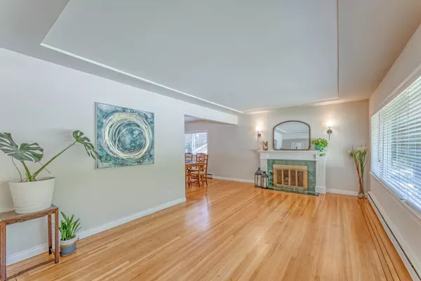 North Vancouver, BC V7R 2M2,923 Prospect AVE