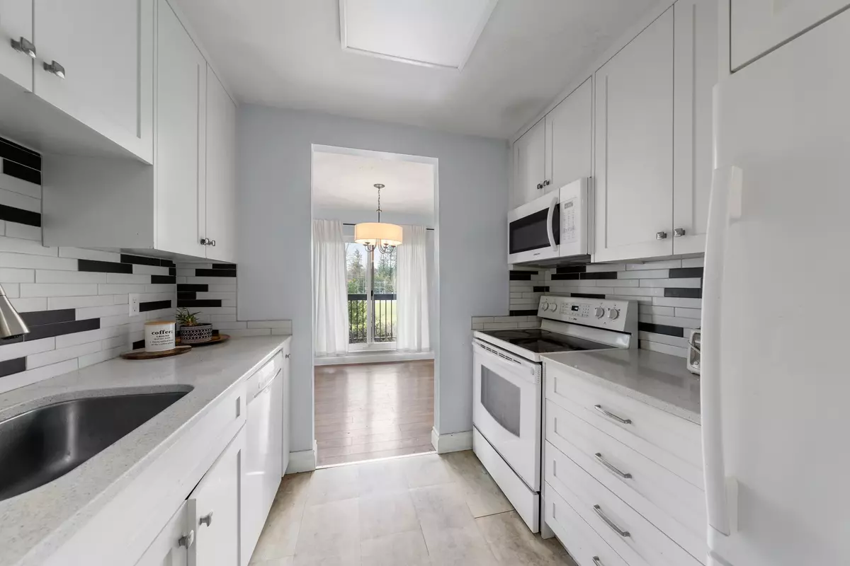 Abbotsford, BC V2S 6C3,33870 Fern ST #202