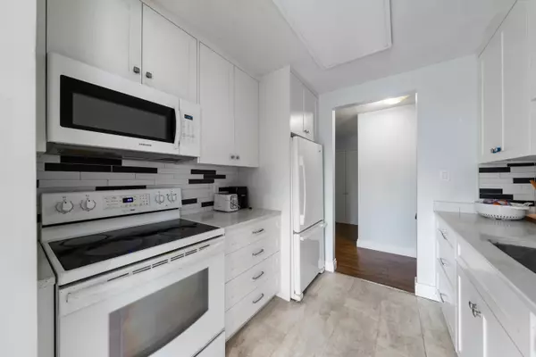 Abbotsford, BC V2S 6C3,33870 Fern ST #202