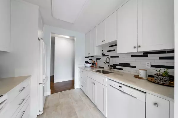 Abbotsford, BC V2S 6C3,33870 Fern ST #202