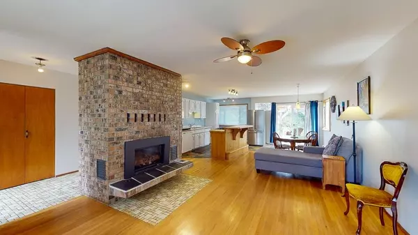 Sechelt, BC V7Z 0B1,4372 Marble RD