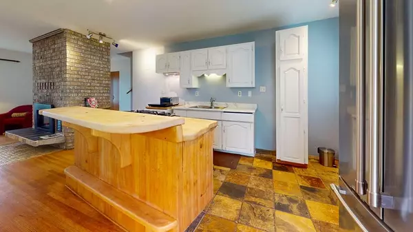 Sechelt, BC V7Z 0B1,4372 Marble RD