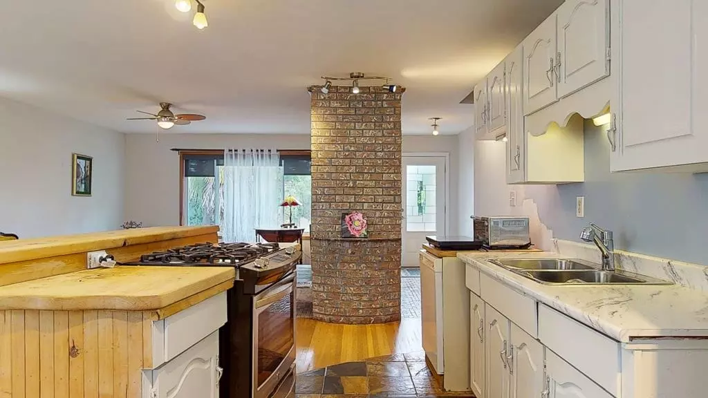 Sechelt, BC V7Z 0B1,4372 Marble RD