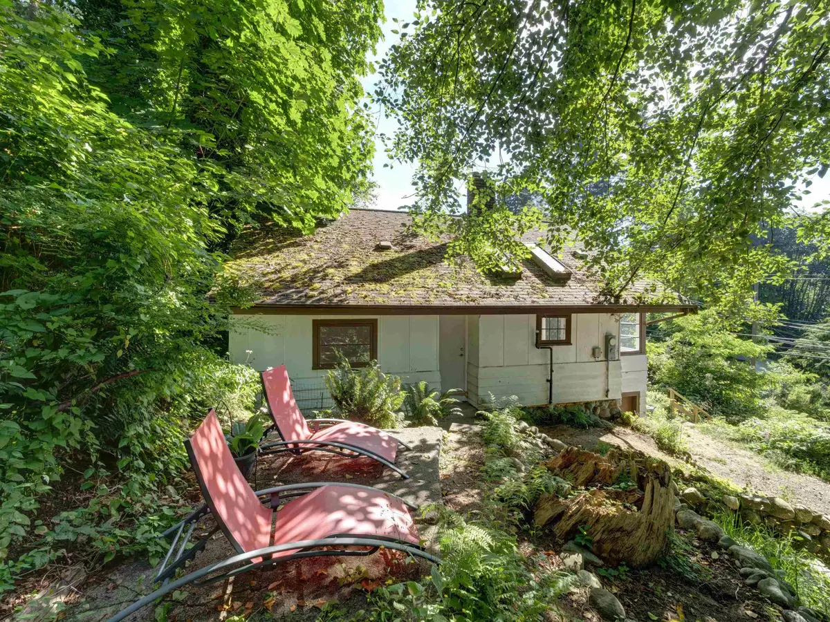 Gibsons, BC V0N 1V1,915 Marine DR