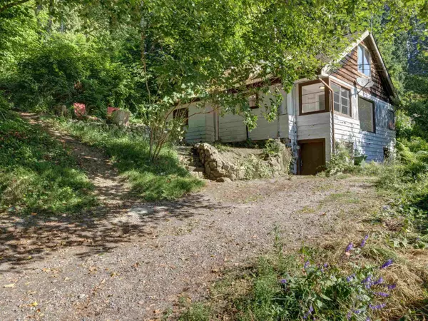 Gibsons, BC V0N 1V1,915 Marine DR