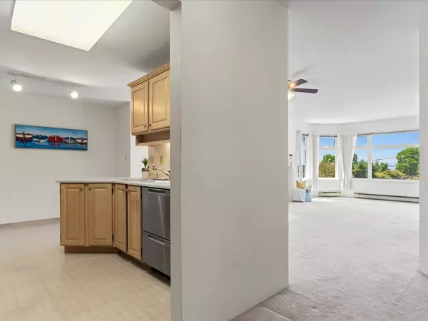 White Rock, BC V4B 4B1,1220 Fir ST #406