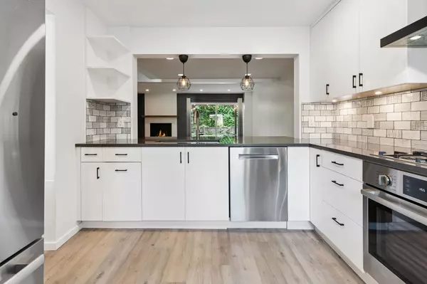 Coquitlam, BC V3E 1C2,1140 Eagleridge DR #18