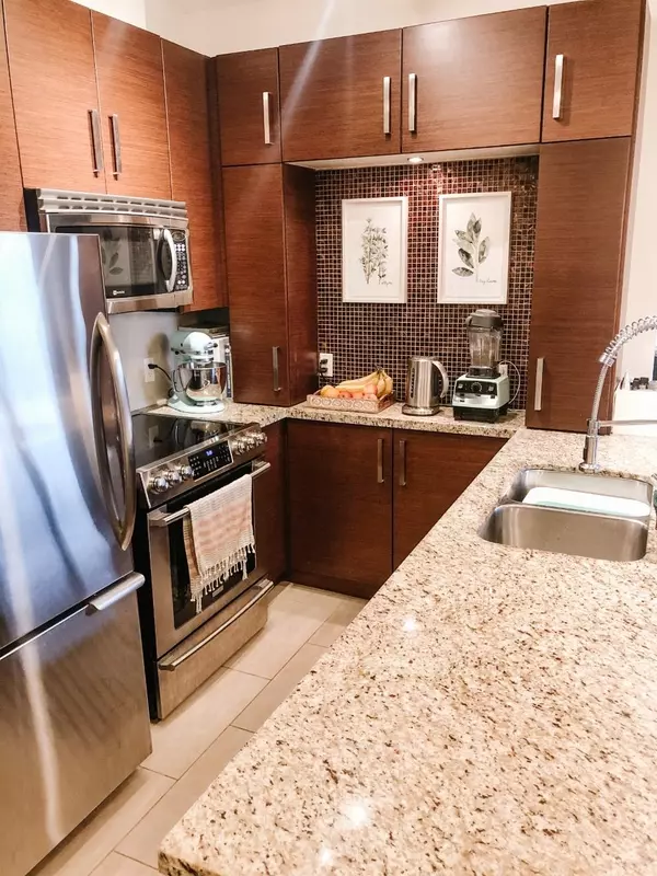 Surrey, BC V4A 0A5,15168 19 AVE #402