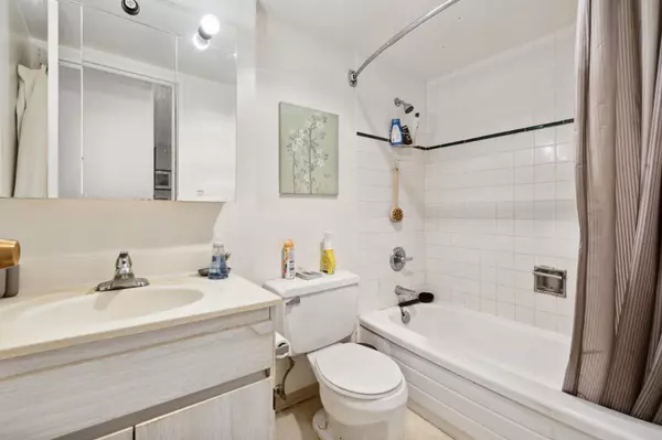 North Vancouver, BC V7P 3E6,2016 Fullerton AVE #204