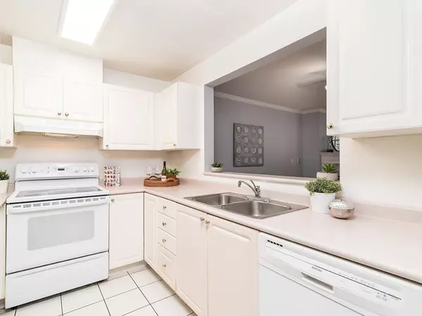 Surrey, BC V3T 4M4,9767 140 ST #207