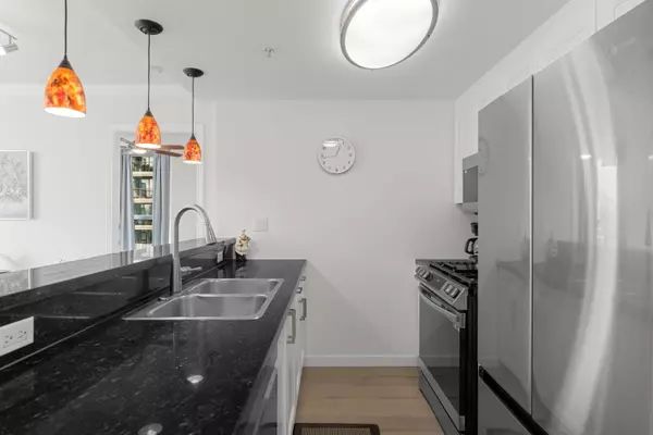 Vancouver, BC V6B 6P6,928 Richards ST #1306