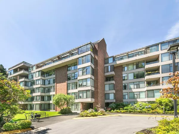 4101 Yew ST #114,  Vancouver,  BC V6L 3B7