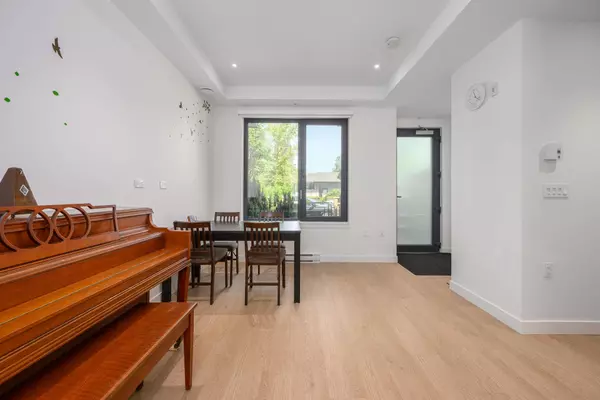 Coquitlam, BC V3J 0L5,606 Foster AVE #203