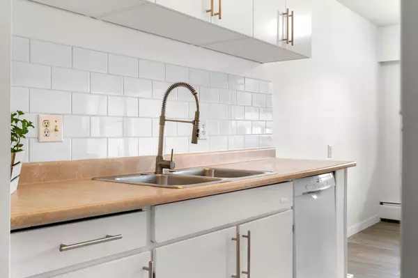 North Vancouver, BC V7J 2G9,834 Premier ST #15