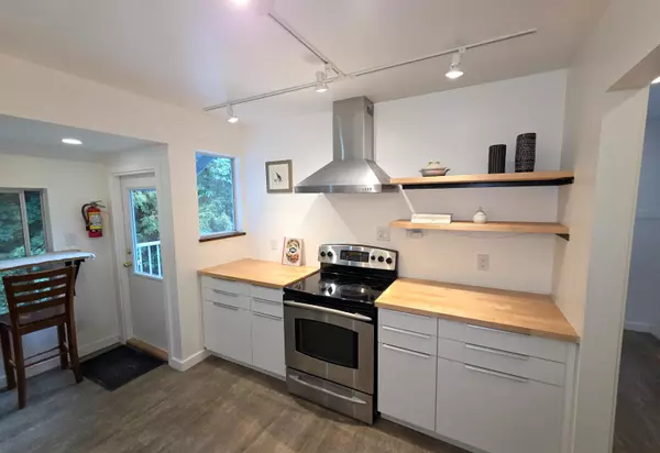 Gibsons, BC V0N 1V7,822 Gibsons WAY #4