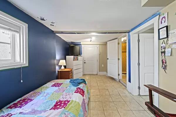 Vancouver, BC V5X 1L7,956 E 54th AVE