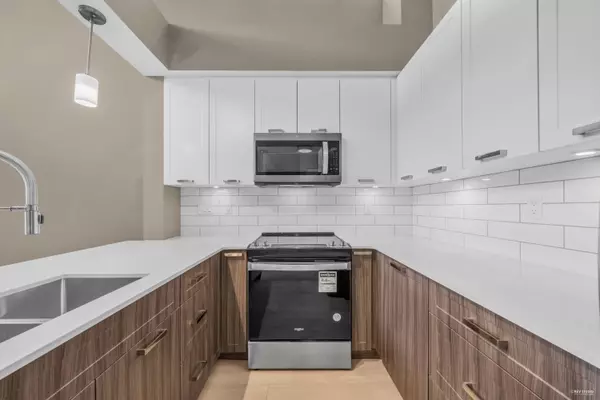 Maple Ridge, BC V2X 3Y8,22562 121 AVE #401