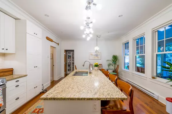 Bowen Island, BC V0N 1G2,1751 Frances WALK