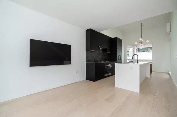 North Vancouver, BC V7L 1E3,650 E 2nd ST #210