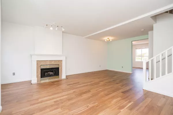 Coquitlam, BC V3E 3E6,1465 Parkway BLVD #209