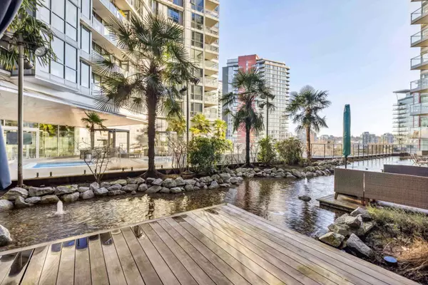 Vancouver, BC V6B 0P4,68 Smithe ST #303