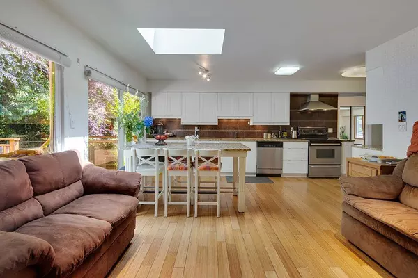 North Vancouver, BC V7J 1L6,1240 Eastview RD