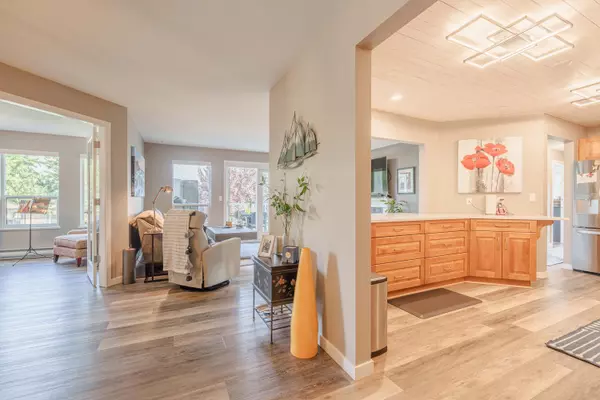 Sechelt, BC V7Z 0K4,5768 Marine WAY #204