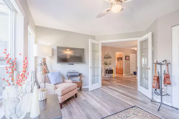 Sechelt, BC V7Z 0K4,5768 Marine WAY #204