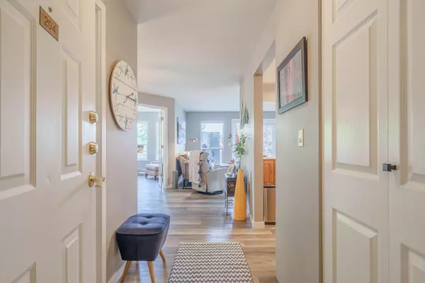 Sechelt, BC V7Z 0K4,5768 Marine WAY #204