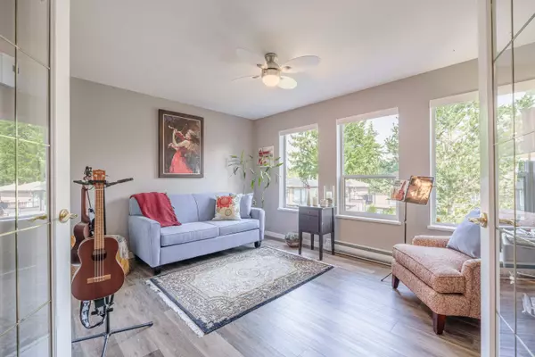 Sechelt, BC V7Z 0K4,5768 Marine WAY #204