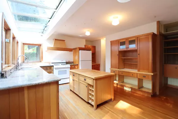 Burnaby, BC V5J 2R8,5808 Portland ST