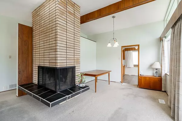 Burnaby, BC V5B 2V9,6808 Yeovil PL