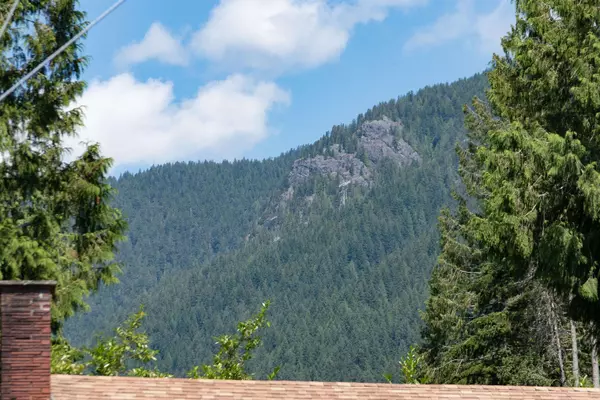 North Vancouver, BC V7R 2A3,944 Handsworth RD