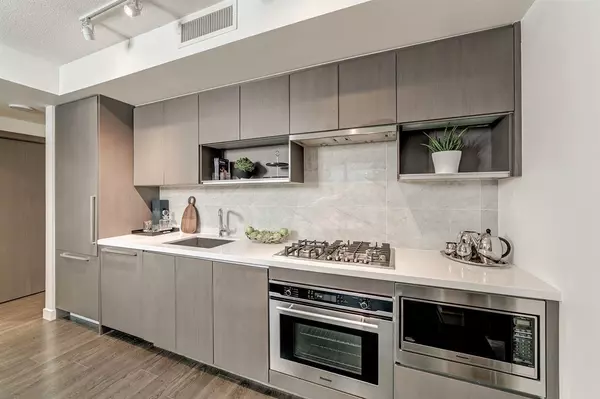 Vancouver, BC V6B 0P4,68 Smithe ST #608