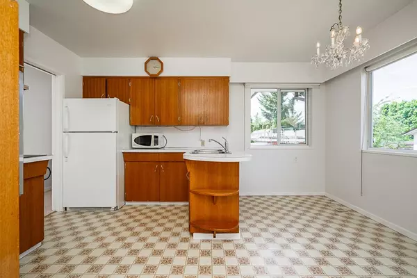 Coquitlam, BC V3K 2R7,663 Shaw AVE