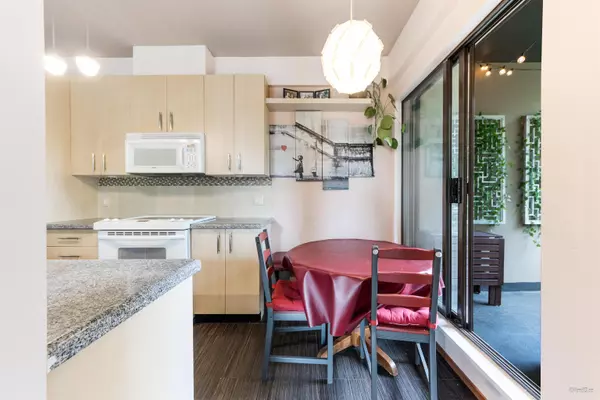 Burnaby, BC V3N 5C4,7388 Sandborne AVE #407