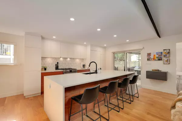 Port Coquitlam, BC V3B 2H8,2587 Larkin AVE