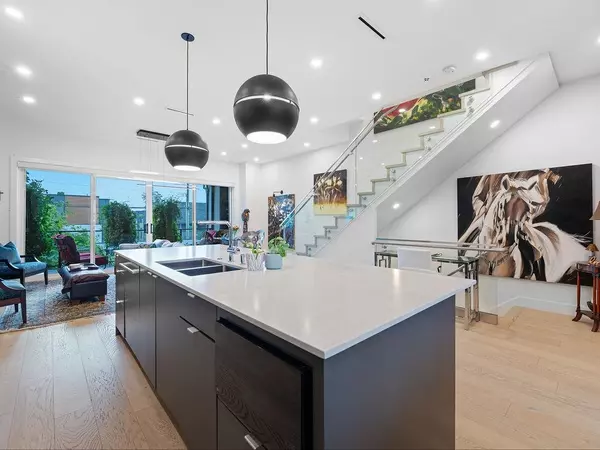 North Vancouver, BC V7L 1J9,609 E 4th ST