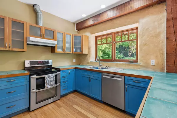 Bowen Island, BC V0N 1G2,320 Forest Ridge RD