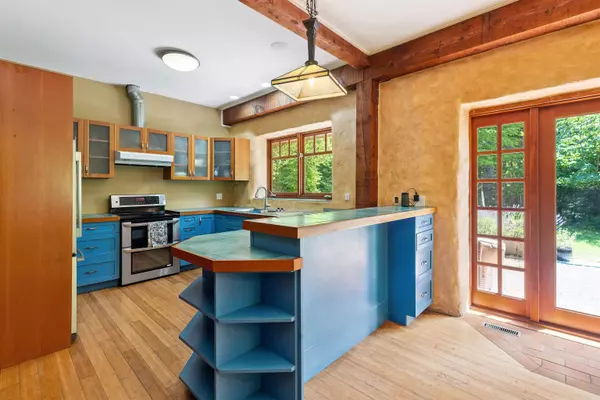 Bowen Island, BC V0N 1G2,320 Forest Ridge RD