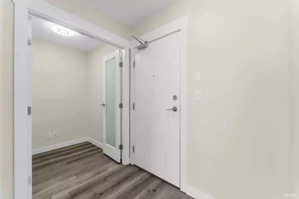 Surrey, BC V3T 0E6,10777 University DR #1808