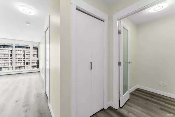 Surrey, BC V3T 0E6,10777 University DR #1808