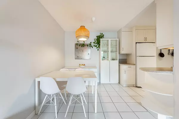 Coquitlam, BC V3J 1T9,1103 Howie AVE #202