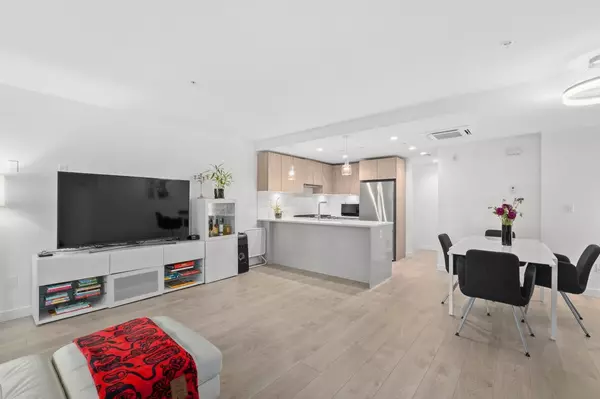 North Vancouver, BC V7L 0H2,128 E 8th ST #TH1